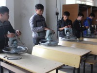 Học sinh Trường Trung cấp Nghề tỉnh thực hành sửa máy quạt điện.